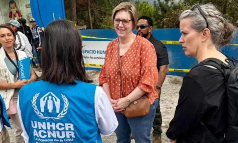 La embajadora estadounidense se hizo acompañar de representantes de Unicef, Acnur, ministerios de migración y seguridad de Honduras.