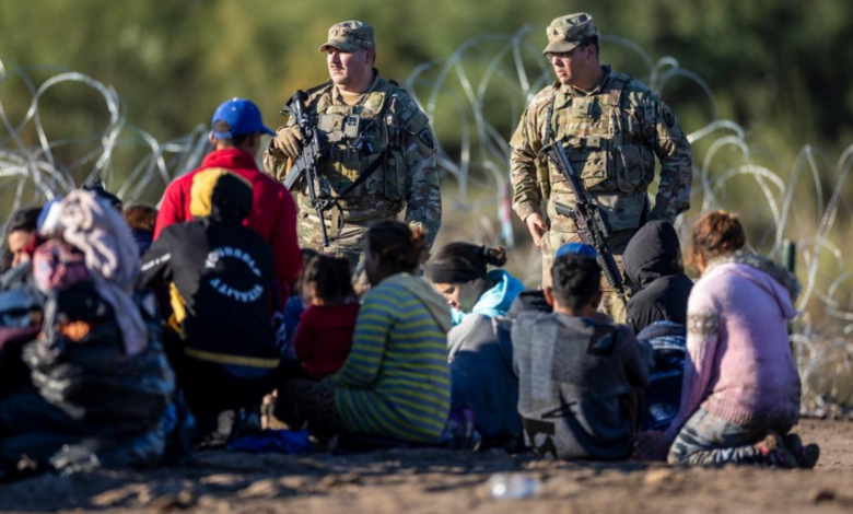La Corte Suprema ha bloqueado temporalmente la entrada en vigor de una polémica ley de Texas que permite a las autoridades policiales detener y expulsar a migrantes de los cuales sospechen que ingresaron de forma ilegal a Estados Unidos.