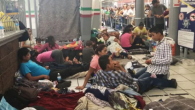 Trasladan a migrantes por brote de sarampión en uno de los refugios más grandes de Chicago
