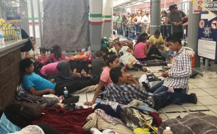 Trasladan a migrantes por brote de sarampión en uno de los refugios más grandes de Chicago