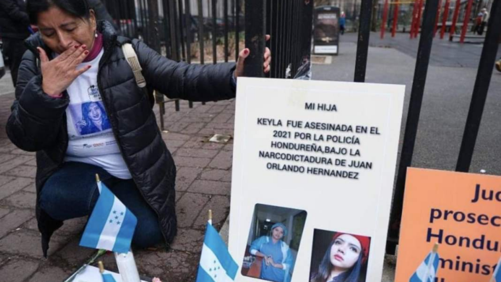 La madre de la enfermera, que fue asesinada en una celda en La Esperanza, departamento de Intibucá, llegó hasta Nueva York para exigir la condena del expresidente Hernández.