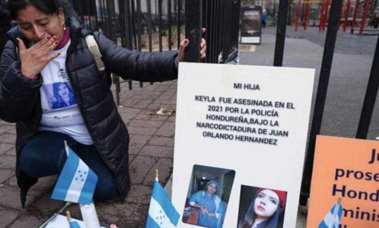 La madre de la enfermera, que fue asesinada en una celda en La Esperanza, departamento de Intibucá, llegó hasta Nueva York para exigir la condena del expresidente Hernández.