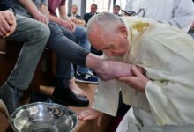 Papa Francisco lava pies a mujeres presas en cárcel italiana