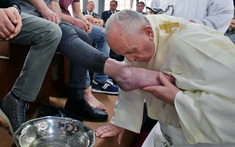 Papa Francisco lava pies a mujeres presas en cárcel italiana