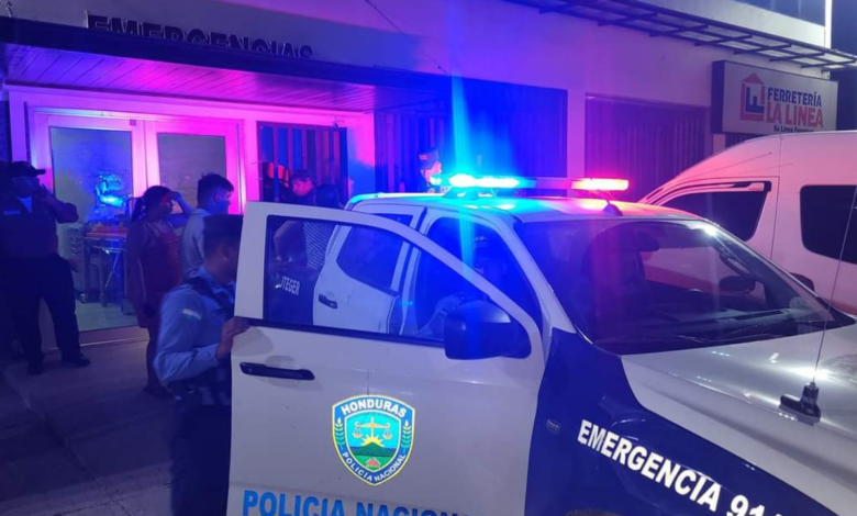 Ambos hombres fueron rápidamente trasladados a un centro asistencial en la ciudad de San Pedro Sula, pero el padre murió debido a la gravedad de las heridas.