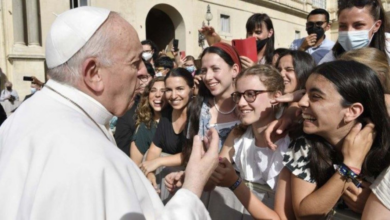 Papa Francisco saludando a unas jóvenes. Foto de archivo.