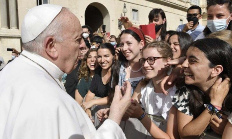 Papa Francisco saludando a unas jóvenes. Foto de archivo.
