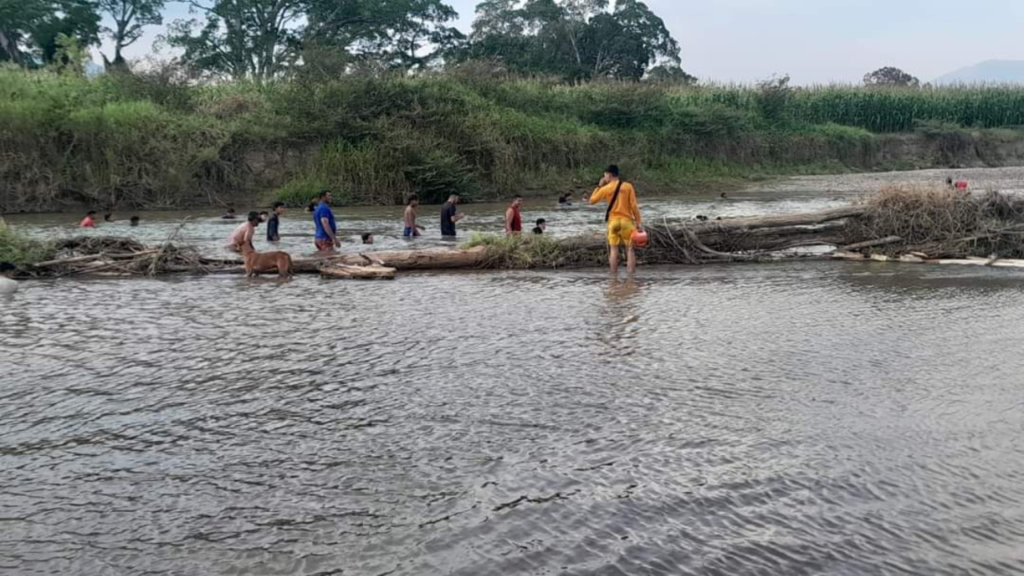 El Cuerpo de Bomberos de Juticalpa logró recuperar el cuerpo del pequeño de las aguas del río.