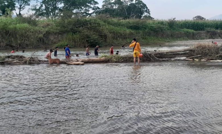 El Cuerpo de Bomberos de Juticalpa logró recuperar el cuerpo del pequeño de las aguas del río.