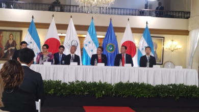 La presidenta Xiomara Castro, acompañada por destacados funcionarios de su gobierno y el embajador de Japón en Honduras, Jun Nakahara.
