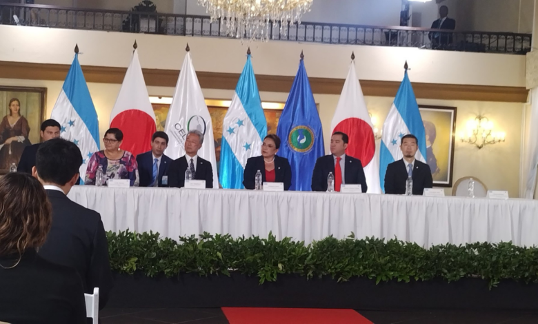 La presidenta Xiomara Castro, acompañada por destacados funcionarios de su gobierno y el embajador de Japón en Honduras, Jun Nakahara.