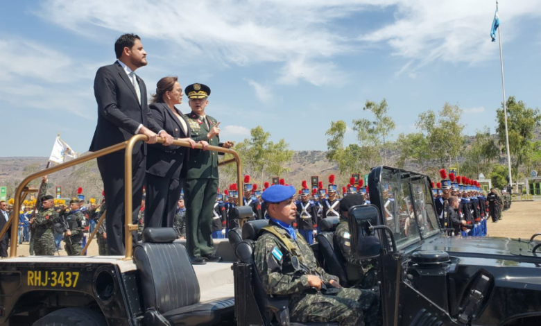 La presidenta Xiomara Castro junto al ministro de Defensa, José Manuel Zelaya y el jefe del Estado Mayor Conjunto, Roosevelt Leonel Hernández, previo a la ceremonia de ascensos en las Fuerzas Armadas.