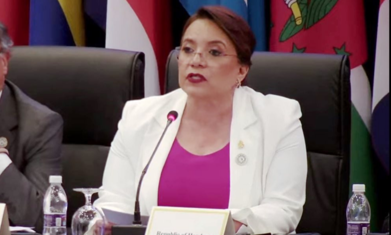 Xiomara Castro durante la VIII Cumbre celebrada en San Vicente y las Granadinas.