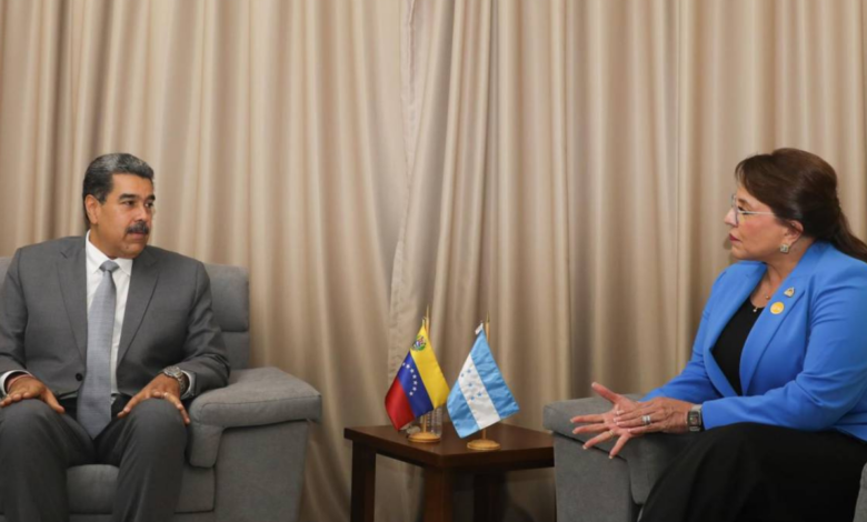 La presidenta de Honduras, Xiomara Castro junto a su homólogo de Venezuela, Nicolás Maduro.