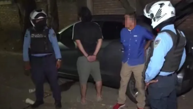 Dos hombres son detenidos mientras sostenían relaciones íntimas en su vehículo