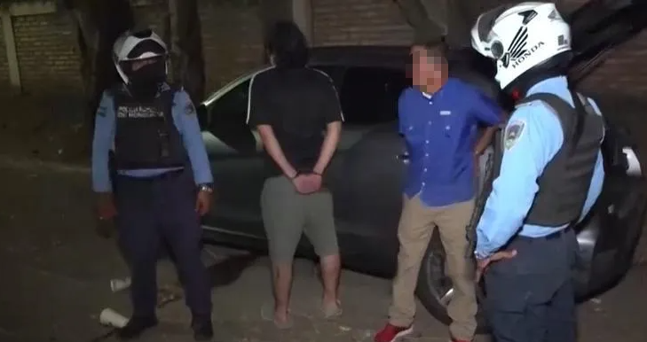 Dos hombres son detenidos mientras sostenían relaciones íntimas en su vehículo