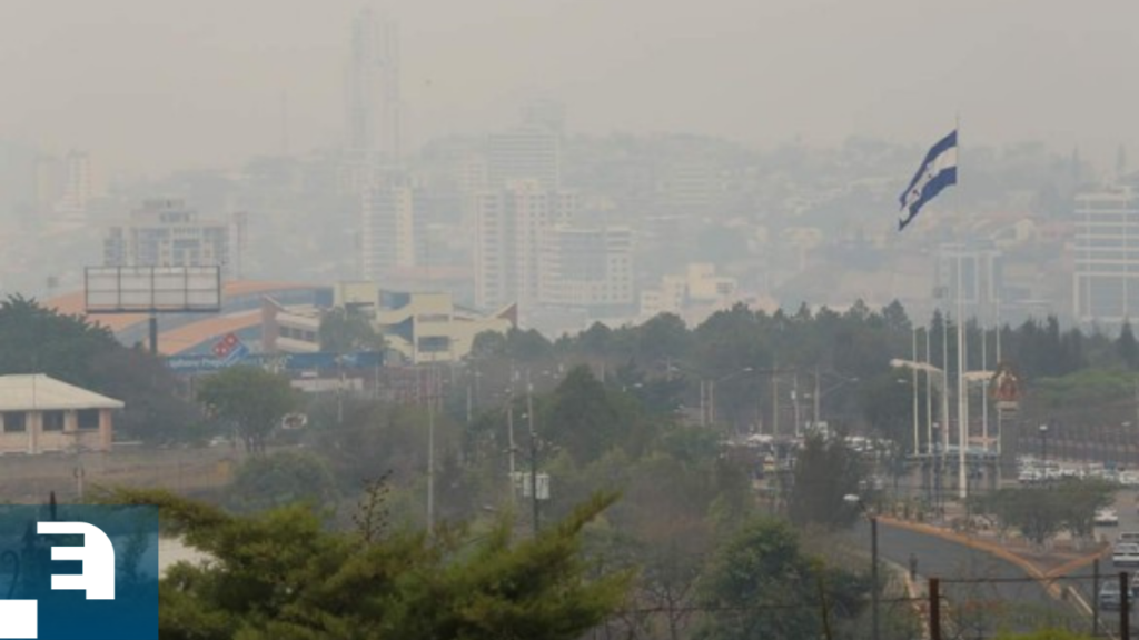 Una densa capa de humo rodea la capital hondureña producto de los incendios forestales.
