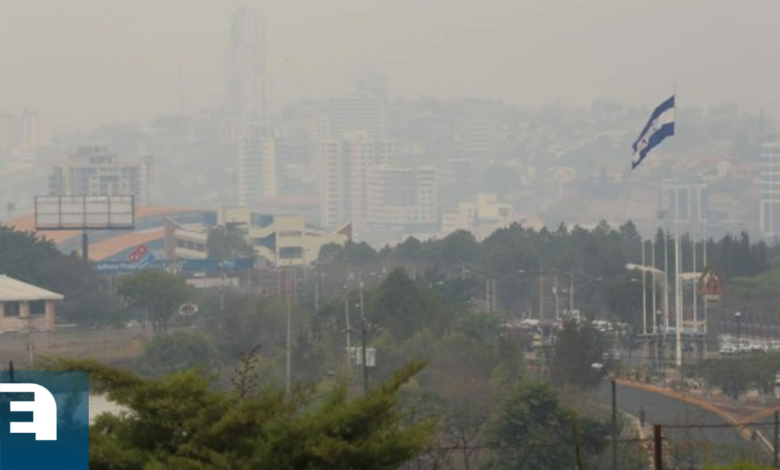 Una densa capa de humo rodea la capital hondureña producto de los incendios forestales.