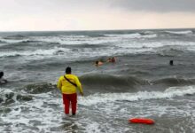 Bomberos rescatan a dos mujeres en playa de La Ceiba, Atlántida