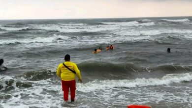 Bomberos rescatan a dos mujeres en playa de La Ceiba, Atlántida