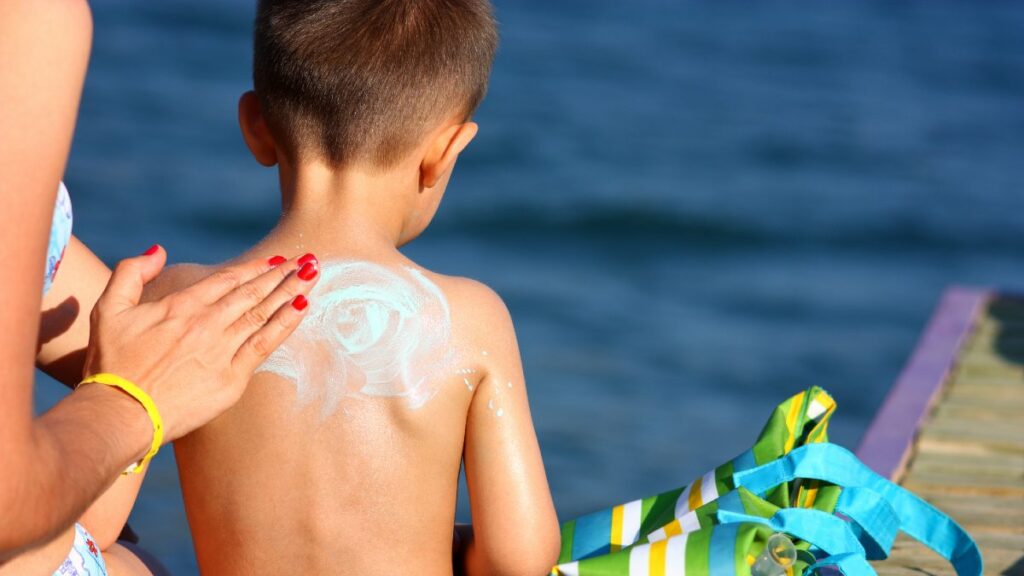 Experta en dermatología ofrece consejos cruciales para el cuidado de la piel durante las vacaciones (VIDEO)