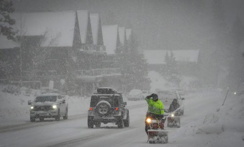 Potente tormenta en California y Nevada corta carreteras y deja nieve en las montañas