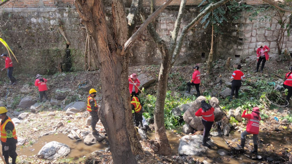 Más de 280 toneladas de residuos removidos en programa "Guerra Contra la Basura" para reducir inundaciones.