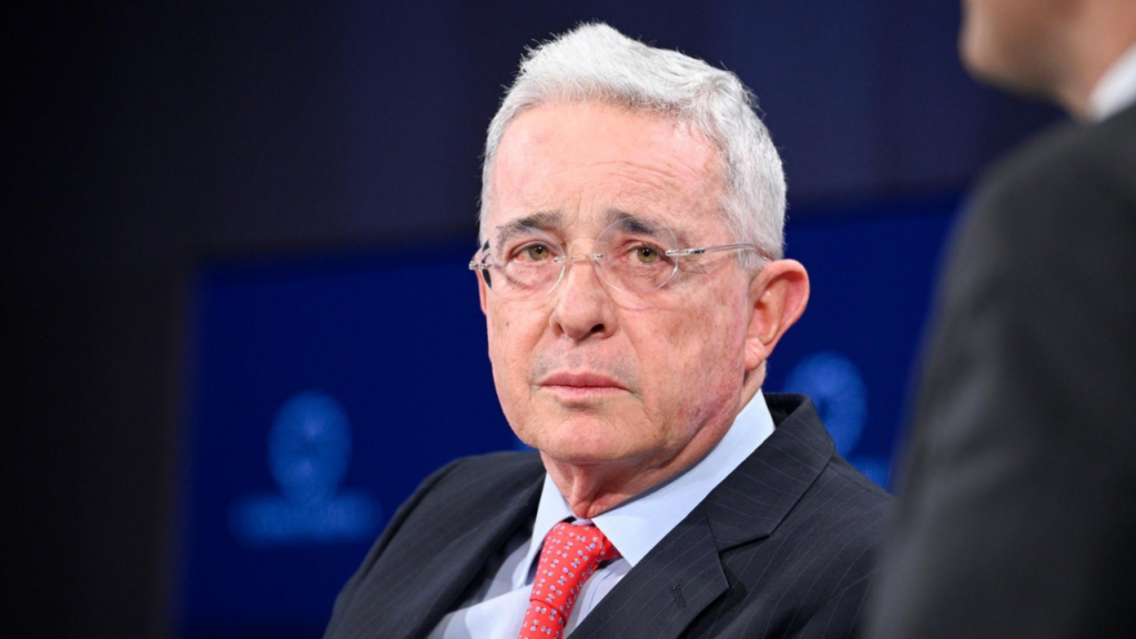 Álvaro Uribe Vélez, fue presidente de Colombia de 2002 a 2010.