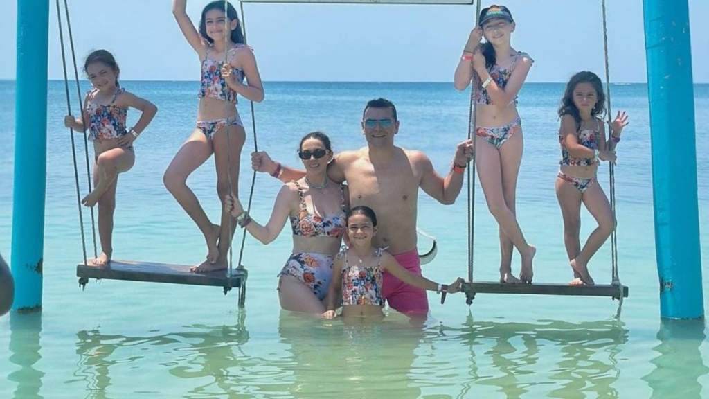 La famosa actriz junto a su familia disfrutaron del Caribe hondureño durante su paso por Islas de la Bahía.