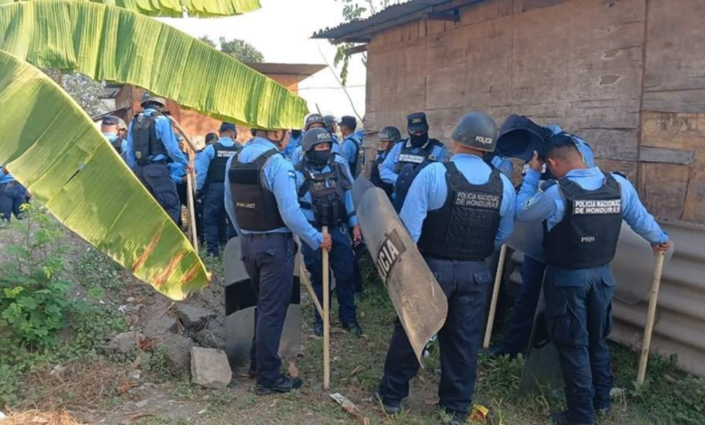 Un fuerte contingente policial llegó a la colonia Enmanuel de San Pedro Sula a realizar un desalojo.