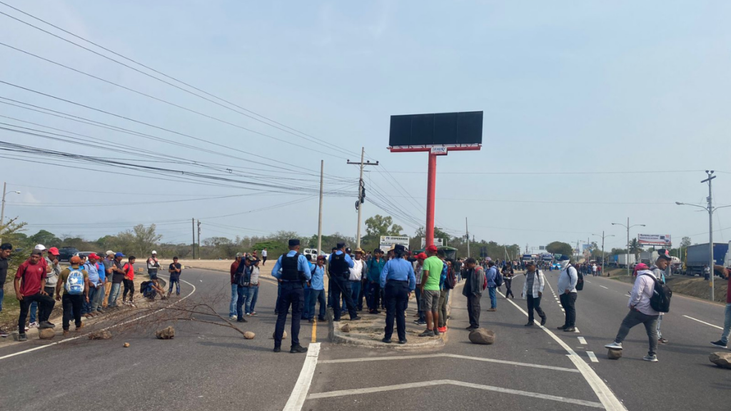 La toma de carretera fue realizada por pobladores de la aldea de Soluteca, Concepción La Paz, exigiendo reparación de calles.