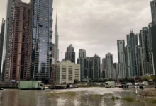 Después de las fuertes lluvias los aeropuertos y las carreteras de Dubái se encontraron inundados.