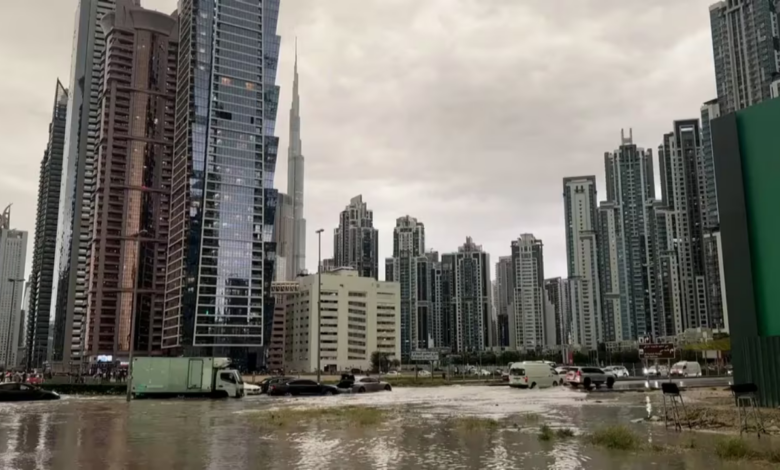 Después de las fuertes lluvias los aeropuertos y las carreteras de Dubái se encontraron inundados.