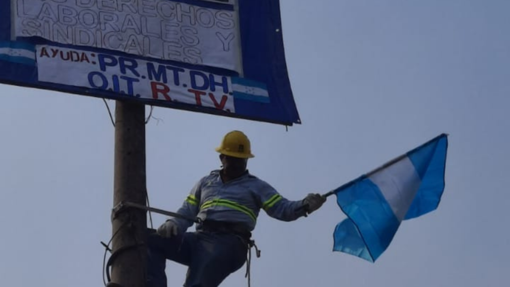 Vicente Zavala, técnico de la ENEE, protesta en el bulevar Juan Pablo II, de Tegucigalpa, tras ser despedido de manera injustificada.