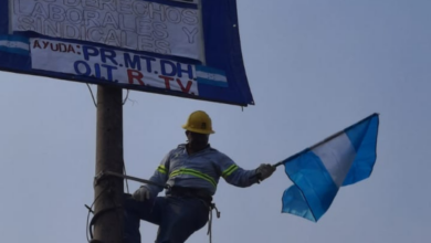 Vicente Zavala, técnico de la ENEE, protesta en el bulevar Juan Pablo II, de Tegucigalpa, tras ser despedido de manera injustificada.
