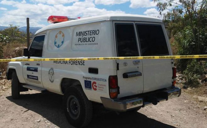 Exhuman tres cuerpos encontrados en cementerio clandestino en La Ceiba