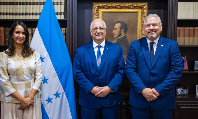El exrector de la UNAH, Francisco Herrera, fue juramentado como embajador de Honduras en Kuwait.