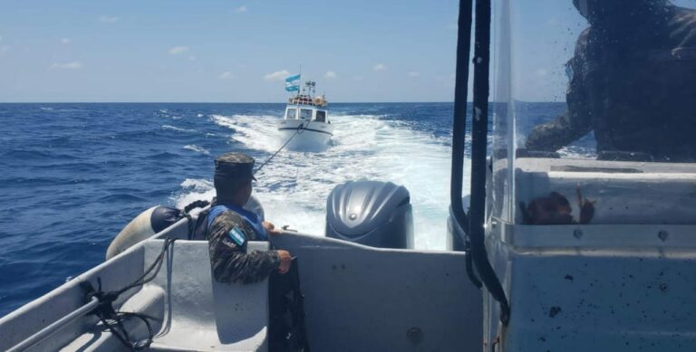 Fuerza Naval rescata a cinco hondureños que estaban a la deriva en aguas de Trujillo