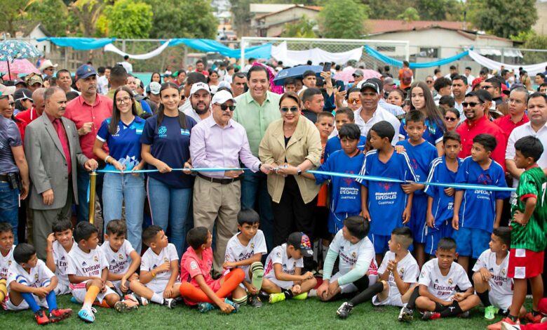 Presidenta Xiomara Castro inaugura moderna cancha de grama sintética número 51