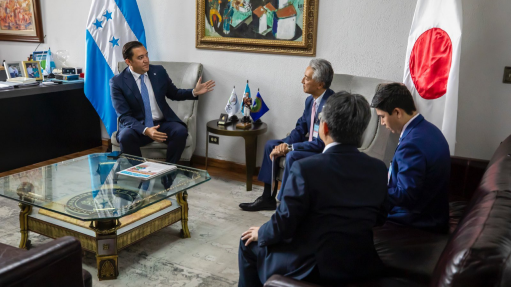 Héctor Manuel Zelaya junto al embajador de Japón en Honduras, Jun Nakahara.