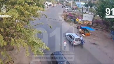 Motociclista resulta herida tras brutal choque con camioneta (VIDEO)
