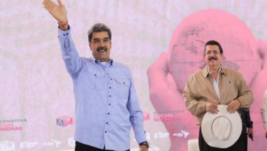 El expresidente de Honduras Manuel Zelaya, junto al mandatario de Venezuela, Nicolás Maduro.