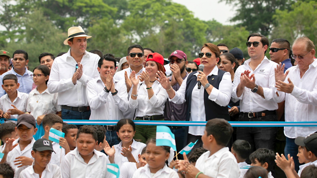 “Estamos atendiendo los 298 municipios de Honduras sin distingos de colores políticos”, dijo la mandataria hondureña.