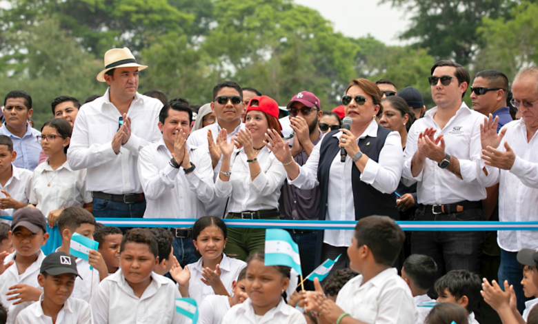 “Estamos atendiendo los 298 municipios de Honduras sin distingos de colores políticos”, dijo la mandataria hondureña.