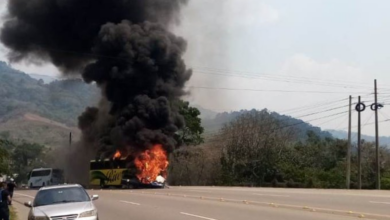 El accidente provocó que los vehículos se prendieran en llamas en cuestión de segundos, por lo que pobladores actuaron rápido para rescatar a las víctimas