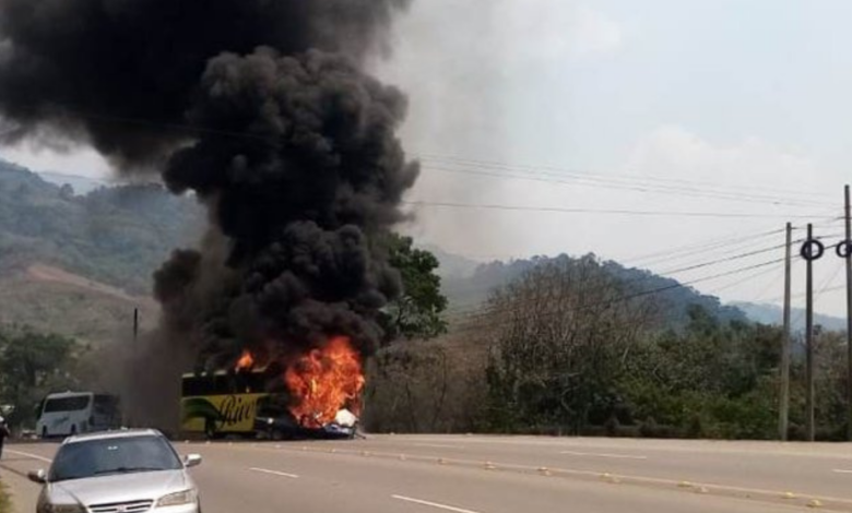 El accidente provocó que los vehículos se prendieran en llamas en cuestión de segundos, por lo que pobladores actuaron rápido para rescatar a las víctimas