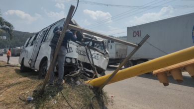 Según informes preliminares, el conductor del autobús perdió el control del vehículo debido a problemas mecánicos, lo que resultó en el impacto contra el semáforo.