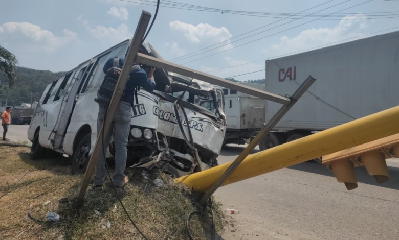 Según informes preliminares, el conductor del autobús perdió el control del vehículo debido a problemas mecánicos, lo que resultó en el impacto contra el semáforo.