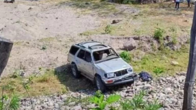 Se informó que el vehículo que se conducía en la carretera CA-11 en el carril que conduce de Gracias hacia el municipio de Santa Rosa de Copán, cayó hacia una hondonada.
