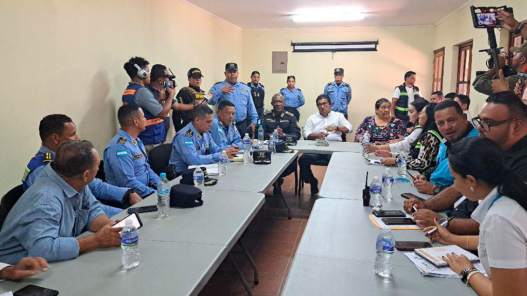 La reunión entre diversas autoridades, transportistas y locatarios, se realizó en las instalaciones del Conadeh, de la ciudad de Choluteca.